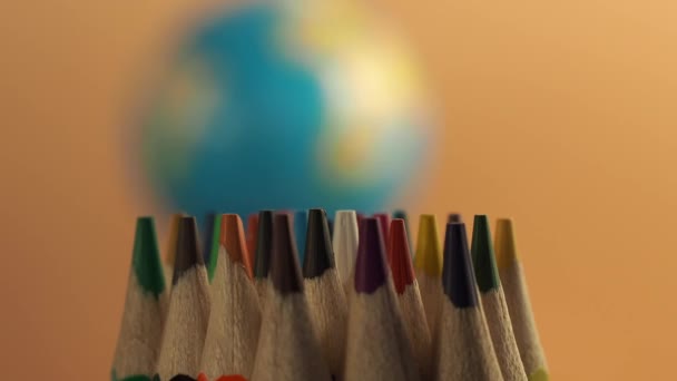 Edukacja Powrót Koncepcji Szkoły Kolorowe Ołówki Pomarańczowym Tle Tak Wysokiej — Wideo stockowe