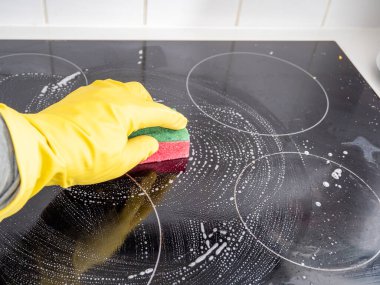 Elektrikli sobayı yıkar. Mutfak temizliği. Kirli elektrikli soba..