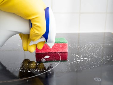 Washes the electric stove. Kitchen cleaning. Dirty electric stove.
