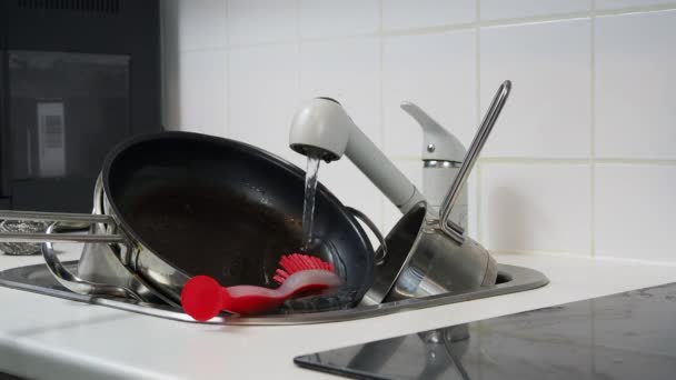 Обрезанный Вид Человека Моющего Посуду Стоящего Дома Кухне Высококачественные Кадры — стоковое видео