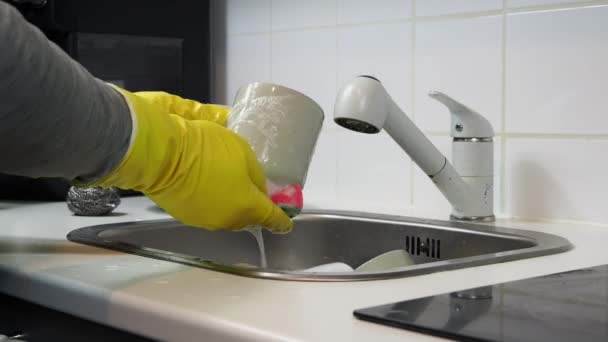 Vista Cortada Homem Lavando Pratos Cozinha Casa Imagens Alta Qualidade — Vídeo de Stock