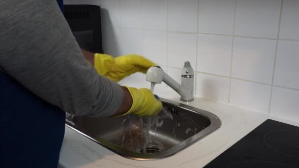 Widok Człowieka Sprzątającego Kuchnię Wysokiej Jakości Materiał — Wideo stockowe