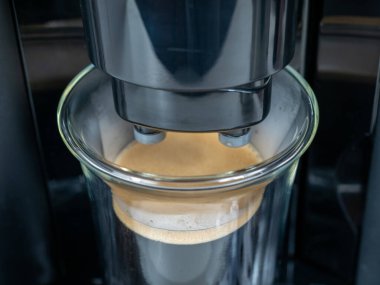 Kahve makinesinin cam bardakta hazırladığı taze kahve. Sade kahve.