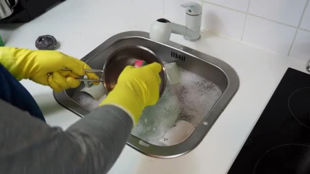 Обрізаний Вид Чоловіка Який Миє Посуд Стоїть Кухні Вдома Високоякісні — стокове відео