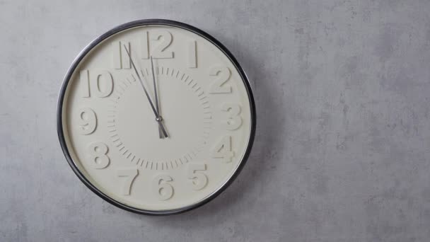 Настінний Годинник Сірому Фоні Годинник Крупним Планом Дивитися Обличчя Великими — стокове відео