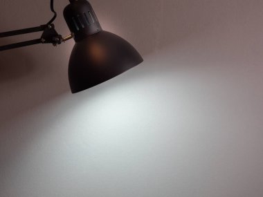 Gri arka planda masa gri lambası. Lambanın arka planı gri..