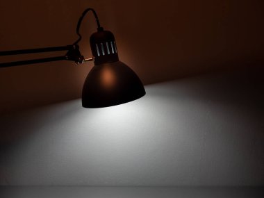 Gri arka planda masa gri lambası. Lambanın arka planı gri..