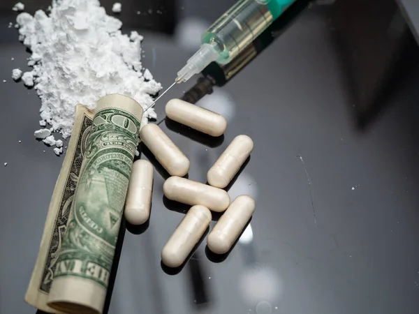 Гроші Наркотики Чорному Скляному Столі Гроші Шприц Наркотики — стокове фото