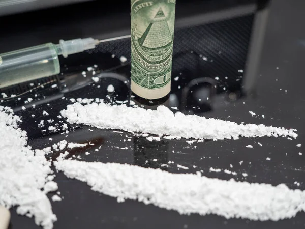 Деньги Наркотики Черном Стеклянном Столе Деньги Шприц Наркотики — стоковое фото