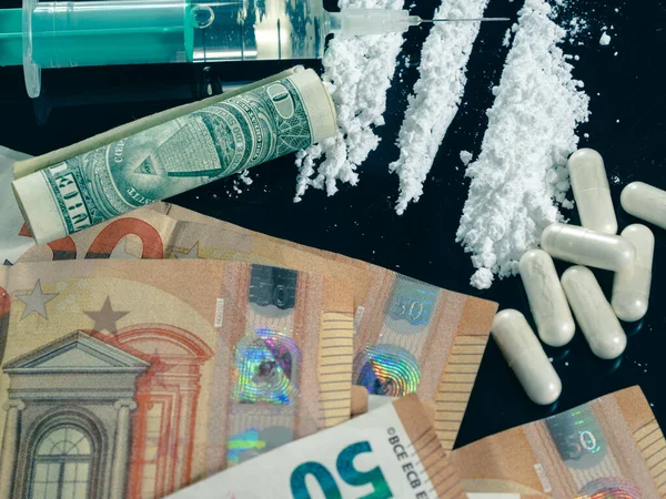 Гроші Наркотики Чорному Скляному Столі Гроші Шприц Наркотики — стокове фото