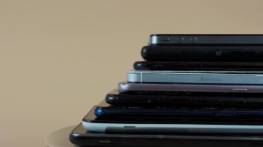 Cep telefonları ve akıllı telefonların modası geçmiş modelleri. Eski akıllı telefonların dönüşü.