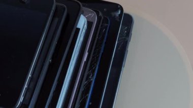 Cep telefonları ve akıllı telefonların modası geçmiş modelleri. Eski akıllı telefonların dönüşü.