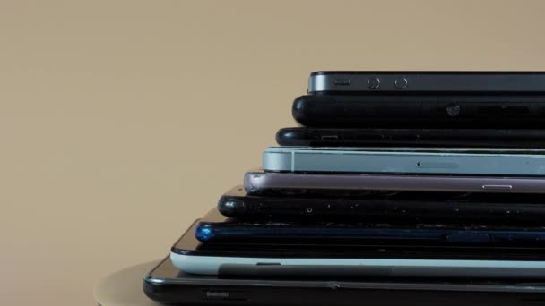 Старі Моделі Мобільних Телефонів Смартфонів Обертання Старих Смартфонів — стокове відео