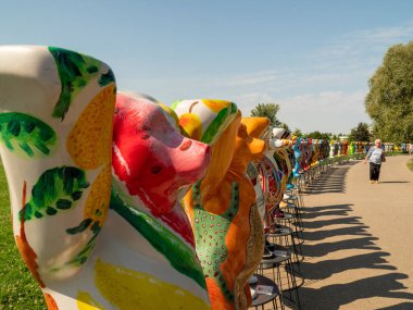 Berlin, Almanya, 31 Temmuz 2022, Garten der Welt. Birleşik Buddy Bears. Her Buddy ayısı kendi ülkesi için ressam tarafından ayrı ayrı tasarlandı. Bahçe der Welt. Berlin, Almanya, 31 Temmuz 2022