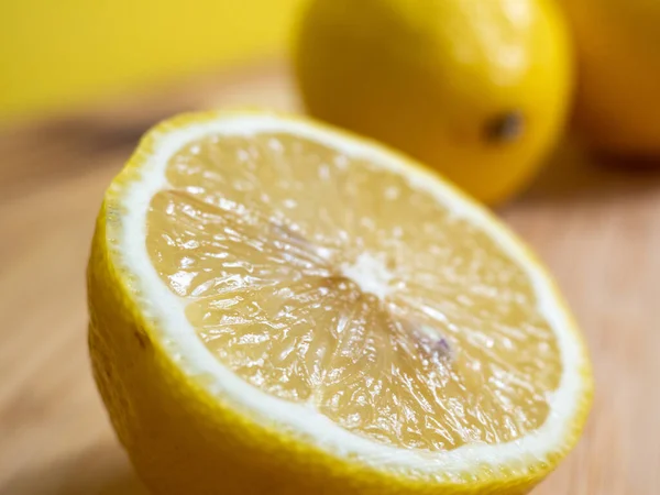 Κομμένα Φρούτα Ώριμο Λεμόνι Ξύλινη Σανίδα Νωπά Λεμόνια Ξύλινο Φόντο — Φωτογραφία Αρχείου