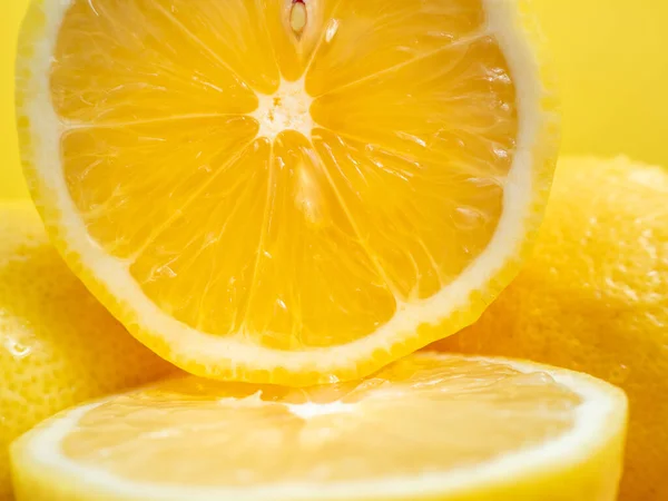 Sliced Fruits Ripe Lemon Wooden Board Fresh Lemons Wooden Background — Stock fotografie