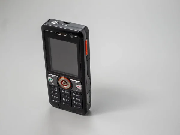 Старий Кнопка Мобільного Телефону Зламаний Телефон Телефон Сірому Фоні — стокове фото