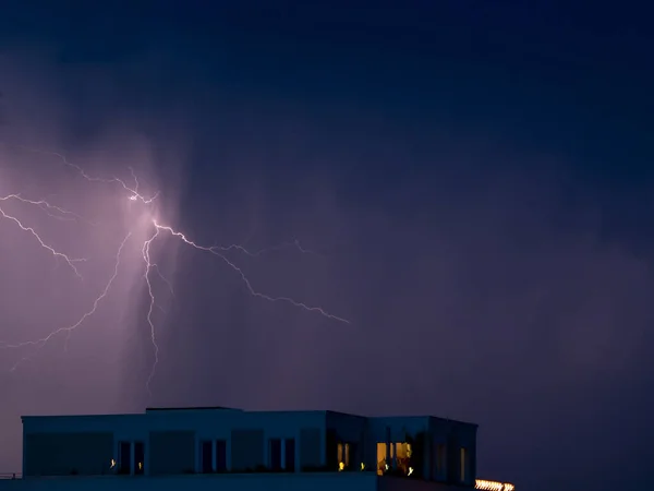 Lightning Sparkles Houses City Thunderstorm Thunderstorm Lightning Dramatic Mood — стоковое фото