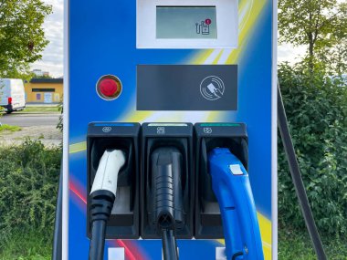 Elektrikli bir arabayı şarj etmek için güç kaynağı. Yakın plan..