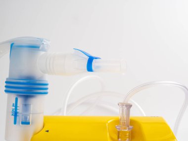 Solunum için tıbbi ekipman, beyaz arka planda nebulizatör. yakın plan.