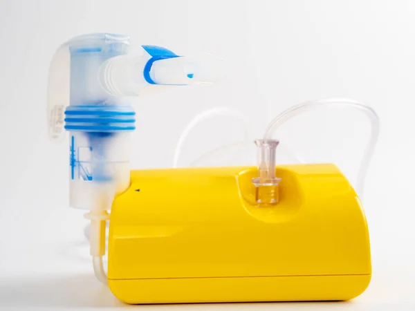 Solunum Için Tıbbi Ekipman Beyaz Arka Planda Nebulizatör Yakın Plan — Stok fotoğraf