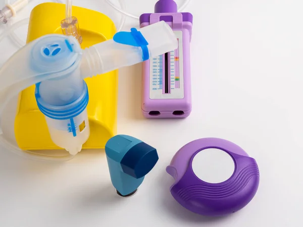 Astmamedicin Uppsättning Inhalatorer Och Läkemedel För Behandling Bronkial Astma Vit — Stockfoto