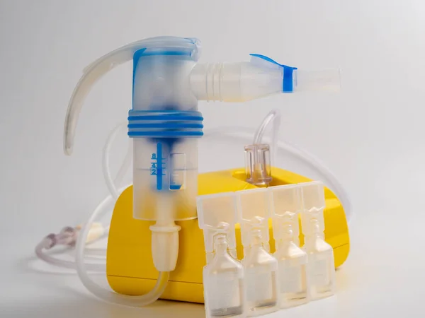 Medische Apparatuur Voor Inhalatie Vernevelaar Een Witte Achtergrond Close — Stockfoto