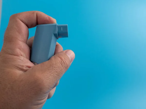 Astmamedicin Inhalator För Behandling Bronkial Astma Blå Bakgrund Fritt Fokus — Stockfoto