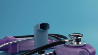 Astım ilacı. Mavi arka planda bronşiyal astım tedavisi için solunum cihazları ve ilaçlar. Yüksek kalite 4k görüntü