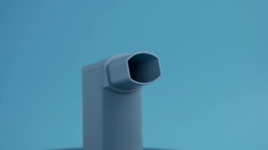 Astım ilacı. Mavi arka planda bronşiyal astım tedavisi için astım spreyi. Yüksek kalite 4k görüntü