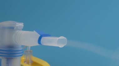 Çalışan taşınabilir nebulizör. İlacın iyi bir spreyini kullanan bir solunum cihazı. Yüksek kalite 4k görüntü