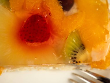 Lezzetli meyveli pasta. Tatlı olarak meyveli pasta. Yakın plan..