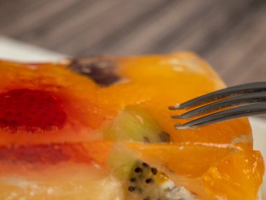 Lezzetli meyveli pasta. Tatlı olarak meyveli pasta. Yakın plan..