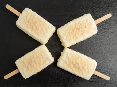 Beyaz sütlü çikolatalı portakallı dondurma. Kara tahtada dondurma..