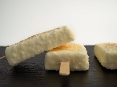 Beyaz sütlü çikolatalı portakallı dondurma. Kara tahtada dondurma..