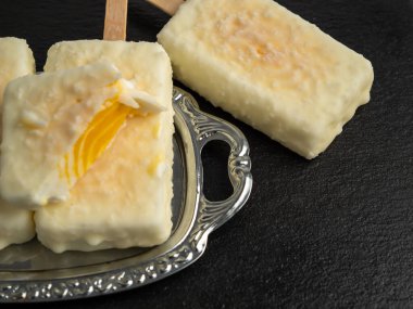 Beyaz sütlü çikolatalı portakallı dondurma. Kara tahtada dondurma..