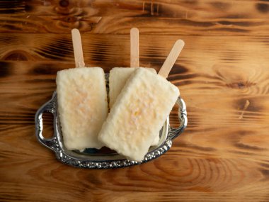 Beyaz sütlü çikolatalı portakallı dondurma. Ahşap arka planda dondurma..