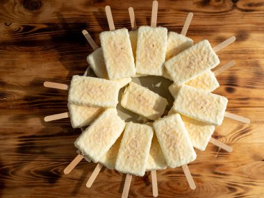 Beyaz sütlü çikolatalı portakallı dondurma. Ahşap arka planda dondurma..