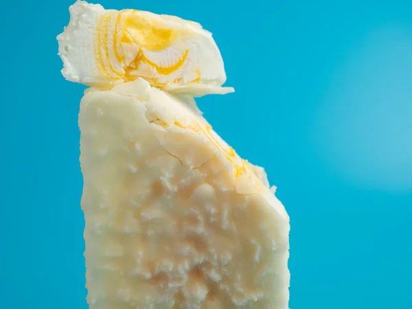 ホワイトミルクチョコレートとオレンジアイス 青い背景のアイスクリーム — ストック写真