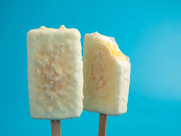 ホワイトミルクチョコレートとオレンジアイス 青い背景のアイスクリーム — ストック写真