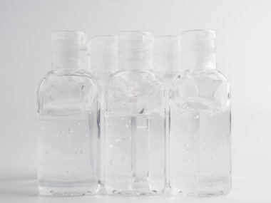 El dezenfektanı. El hijyeni için jel. Antiseptik el yıkama. Beyaz arka planda alkol bulunan el dezenfektanı. Coronavirus koruması. covid-19, koronavirüs salgını.