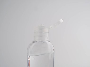 El dezenfektanı. El hijyeni için jel. Antiseptik el yıkama. Beyaz arka planda alkol bulunan el dezenfektanı. Coronavirus koruması. covid-19, koronavirüs salgını.
