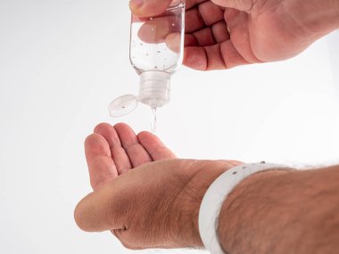 El dezenfektanı. El hijyeni için jel. Antiseptik el yıkama. Beyaz arka planda alkol bulunan el dezenfektanı. Coronavirus koruması. covid-19, koronavirüs salgını.