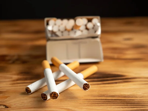 Τσιγάρα Ξύλινο Φόντο Κάπνισμα Καταστρέφει Τους Πνεύμονες Και Σκοτώνει Κοντινό — Φωτογραφία Αρχείου