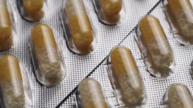 Beyaz zemin üzerinde C vitamini kapsülleri.