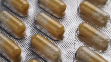 Beyaz zemin üzerinde C vitamini kapsülleri.