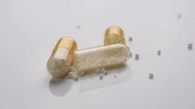 Beyaz zemin üzerinde C vitamini kapsülleri.