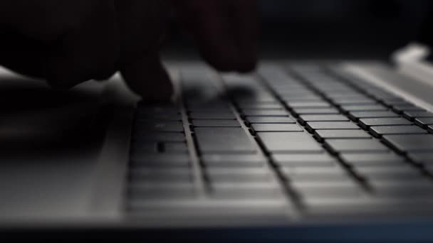 Adamının Elleri Ofis Masasındaki Dizüstü Bilgisayarın Klavyesinde Çalışıyor Yakın Plan — Stok video