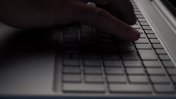 Adamının Elleri Ofis Masasındaki Dizüstü Bilgisayarın Klavyesinde Çalışıyor Yakın Plan — Stok video