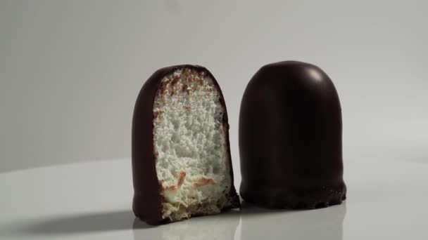 Malvavisco Trata Chocolate Sobre Fondo Blanco — Vídeos de Stock